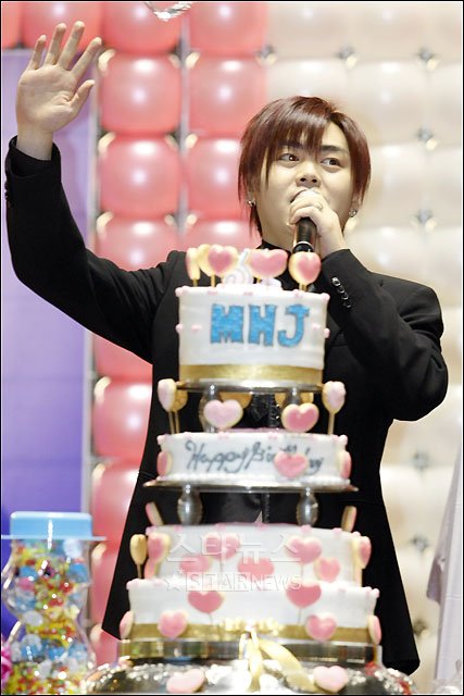 ↑자신의 31번째 생일파티와 함께 팬미팅을 가진 가수 문희준 ⓒ<임성균 기자 tjdrbs23@>