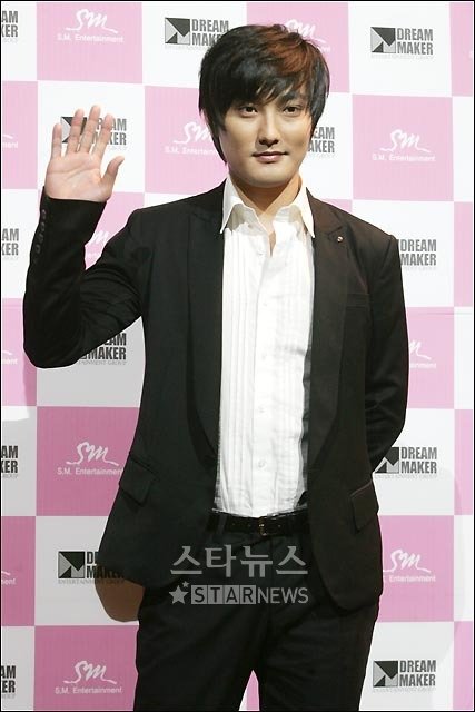 입대 전 마지막 콘서트 전 기자회견을 갖는 강타 ⓒ홍봉진 기자 honggga@