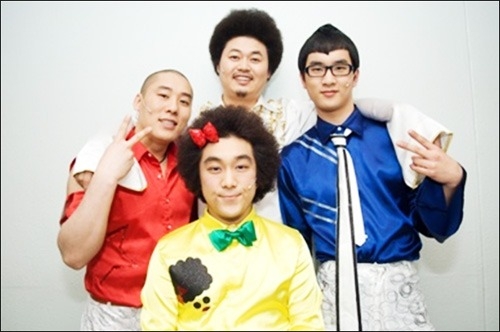 SBS '웃찾사'에서 '그래서' 코너를 선보이고 있는 성민 윤택 홍제 하박(왼쪽부터 시계방향)