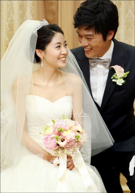 결혼식을 올린 윤재희 아나운서(좌)와 김일중 아나운서ⓒ송희진 기자