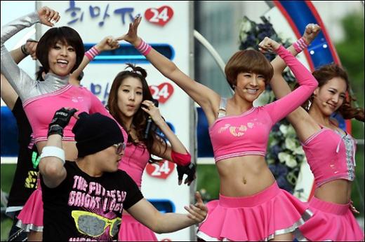 서울 종로구 청계광장에서 열린 '희망TV24'에서 축하무대를 선보이고 있는 쥬얼리 ⓒ임성균 기자 tjdrsb23@