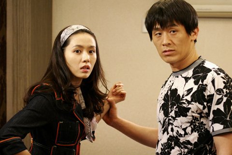 ↑MBC '스포트라이트'에서 탈옥수역을 맡은 정진과 방송기자 역의 손예진이 함께 연기를 하고 있다.<사진제공=MBC>