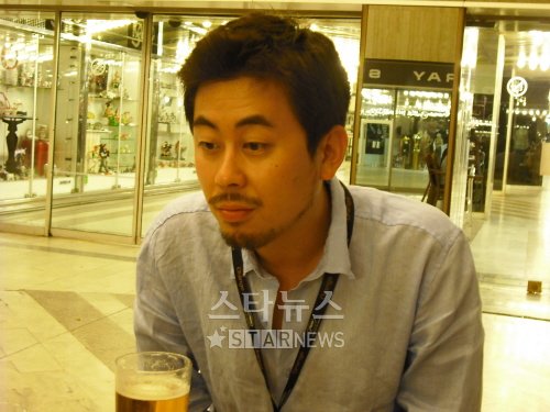 ⓒ<19일 칸의 한 노천카페에서 나홍진 감독이 인터뷰를 하고 있다>