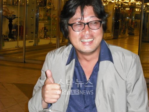 ⓒ<19일 칸의 한 노천카페에서 김윤석이 인터뷰를 하고 있다>