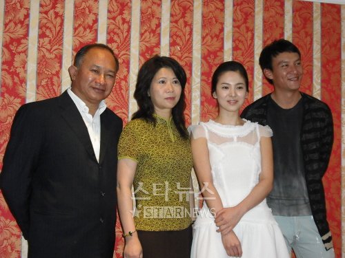 ⓒ<20일 칸 마제스틱 호텔에서 열린 '1949' 제작보고회에 오우삼 감독과 제작자, 송혜교와 장첸(왼쪽부터)이 참석해 포즈를 취하고 있다>