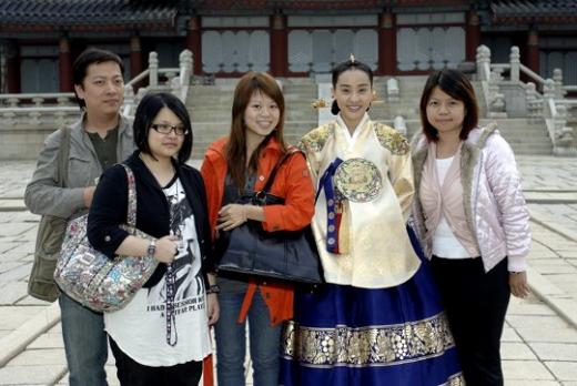 '이산'의 주연 박은혜와 촬영장을 찾은 외신 기자들 ⓒMBC