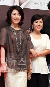 ↑ 드라마 제작발표회에 참석한 <br /><br />
차화연과 김민희<br /><br />
