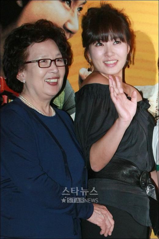 ↑영화 '걸스카우트'의 나문희-김선아 ⓒ<임성균 기자 tjdrbs23@>