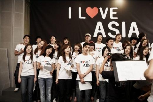 ↑29일 '아이 러브 아시아'를 합창하고 있는 한국 스타들 <사진제공=JC그룹코리아, JYP엔터테인먼트>