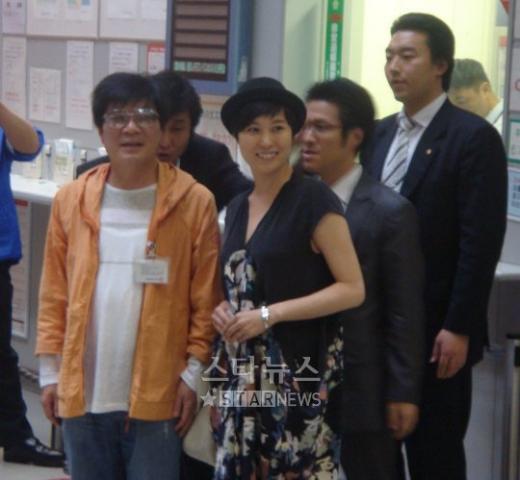 ↑30일 오후 일본 간사이 공항에 도착한 김종학PD(왼쪽)와 문소리