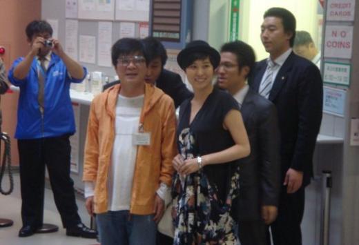 30일 오후 문소리와 함께 일본 간사이 공항에 도착한 김종학PD(왼쪽에서 2번째)