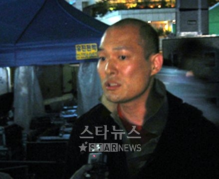 ↑5일 서울시청앞 광장에서 열린 미국산쇠고기 수입반대 촛불집회에 참여한 탤런트 윤동환 ⓒ조철희 기자