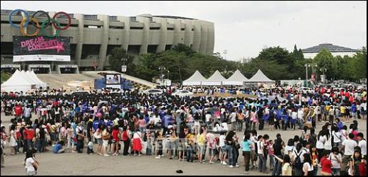 ↑'2008 드림콘서트'가 행사 진행과 관련, 여러가지 문제점을 드러내 논란이 일고 있다. 사진은 지난 2007년 '드림콘서트'에  입장하기 위해 줄은 선 팬들의 모습.