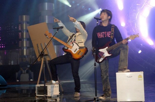 KBS 2TV '개그콘서트'의 '닥터피쉬' 코너 이종훈(좌)과 유세윤(우) ⓒKBS