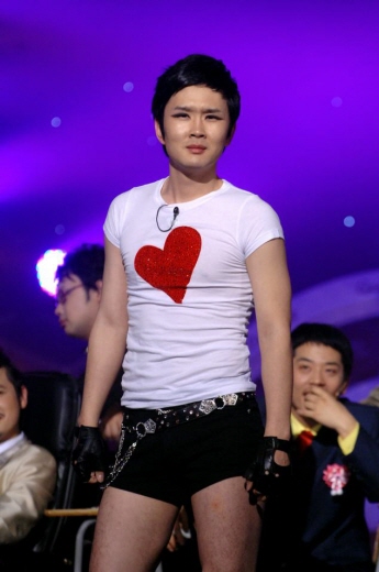 KBS 2TV '개그콘서트'의 '봉숭아학당'코너 '왕비호' 윤형빈 ⓒKBS