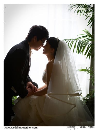 15일 웨딩마치를 울리는 탤런트 안연홍과 e스포츠 조정웅 감독 <사진제공=베로나스튜디오> 
