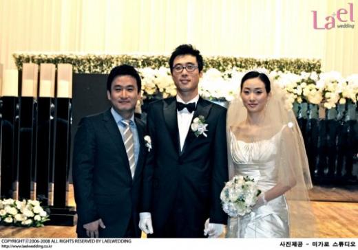 이윤석-김수경씨 커플과 결혼식의 사회를 맡았던 서경석 <사진출처=라엘웨딩>
