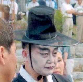 ↑2004년 연극을 위해 저승사자로 분장한 주성영 의원<br /><br />
(출처: 주성영 미니홈피)