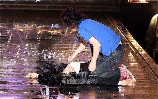 공연 도중 무대 위에 쓰러진 가수 김장훈 ⓒ송희진 기자 songhj@