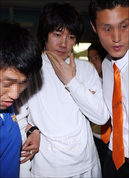 지인의 도움을 받아 병원에서 퇴원하는 김장훈 ⓒ송희진 기자 songhj@