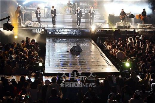 콘서트 중 무대 위에서 쓰러진 가수 김장훈 ⓒ송희진 기자