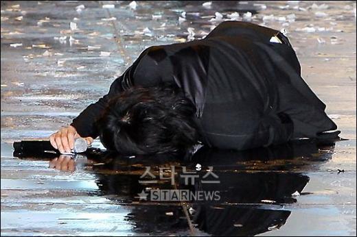 ↑무대에서 쓰러진 김장훈. 이것은 퍼포먼스가 아니었다. 실제상황!
