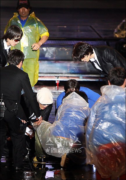 ↑무대 관계자들이 김장훈을 살피고 있다.
