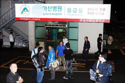 ↑취재진들이 김장훈이 실려간 응급실앞에서 추이를 살피고 있다.
