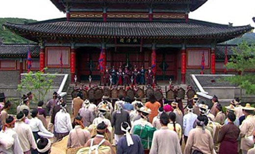 ↑SBS '일지매'의 2일 방송분 중 관군과 백성들의 대치장면은 최근 촛불시위에서의 시위대-경찰 대치장면을 연상시킨다.