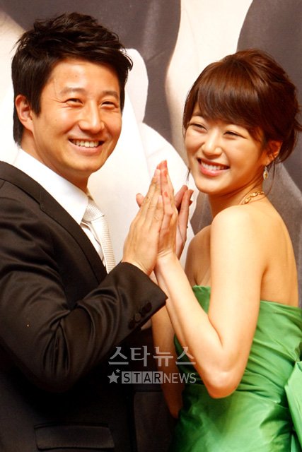 SBS \'행복합니다\'에서 부부로 열연 중인 배우 이훈과 김효진(왼쪽부터)