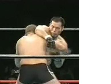 ↑ 2000년 12월 효도르가 고사카에게 팔꿈치 가격을 당하고 있다 (경기화면 캡처)