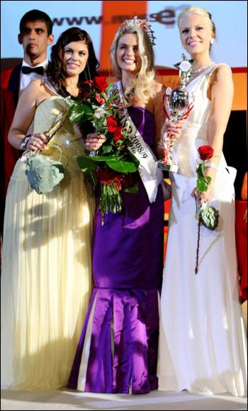 ↑(왼쪽부터)2008 미스잉글랜드 2위 클로에 마샬, 1위 로라 콜맨, 3위 제시카 린리