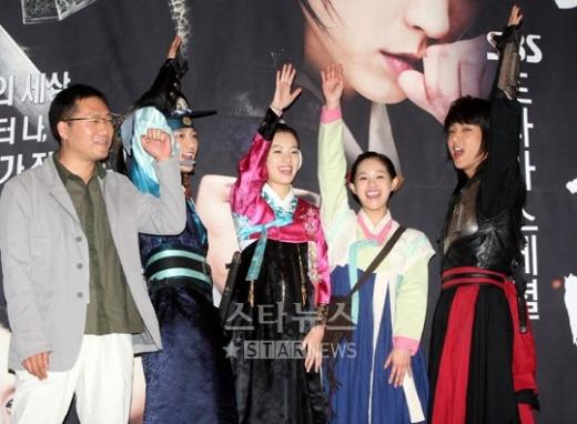 ↑(왼쪽부터) SBS '일지매' 이용석PD와 출연자 박시후 한효주 이영아 이준기. ⓒ홍봉진 기자