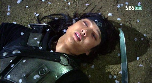 ↑SBS '일지매'가 24일 종영 후 일지매(이준기 분)의 생사 여부에 대한 시청자들의 궁금증을 낳고 있다. 이 장면은 일지매가 등에 맞은 칼이 '무날검'임을 보여주고 있다.
