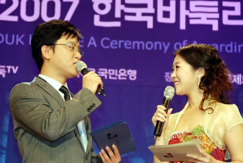 ↑지난 1월 '2007 한국바둑리그 시상식'에서 함께 진행을 맡은 김학도와 한해원. <사진제공=사이버오로>