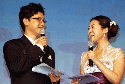 ↑지난 4월 열린 한국바둑리그 개막식에서 나란히 사회를 보고 있는 김학도와 한해원. <사진제공=사이버오로>