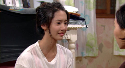 ↑영숙(정애리)에게 입양 제의를 받고 있는 새벽(윤아). 방송장면 캡처