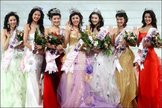 ↑2008 미스코리아 진 나리(가운데)를 비롯한 대회 입상자들. ⓒ홍봉진 기자