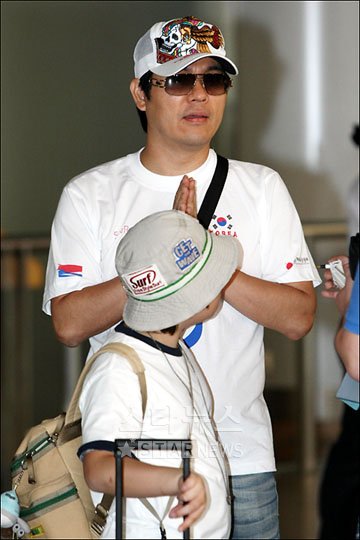 ↑9일 베이징 수도공항에 도착한 연예인 원정대 김용만 ⓒ베이징(중국)=임성균 기자