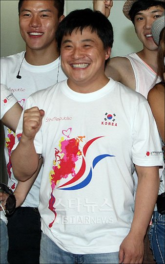 ↑9일 베이징 수도공항에 도착한 연예인 원정대 윤정수 ⓒ베이징(중국)=임성균 기자
