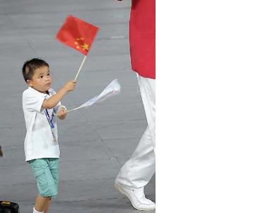 ↑ 8일 베이징올림픽 개막식에서 소년 린하오가 오성홍기를 거꾸로 들고 입장하고 있다 (SOH)