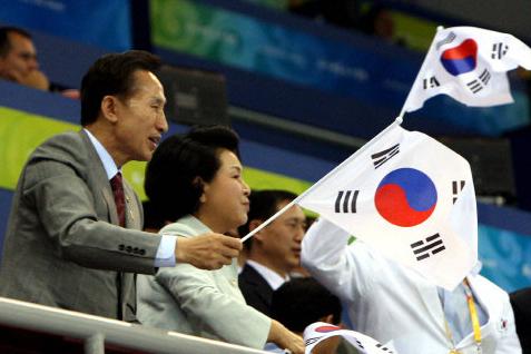 ↑ 이명박 대통령이 태극기를 거꾸로 들고 있는 사진