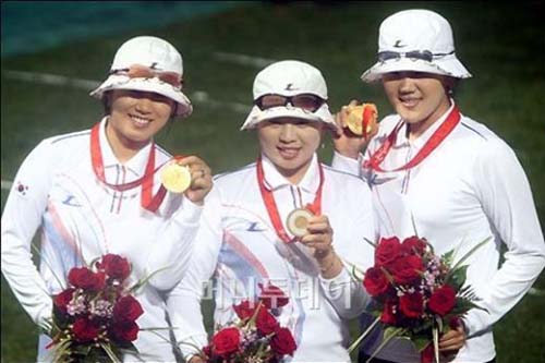 ↑여자양궁 금메달주역들 주현정,윤옥희,박성현(왼쪽부터)ⓒ베이징(중국)=임성균 기자 