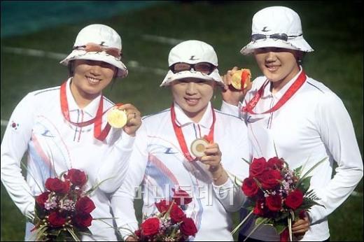 ↑ 여자양궁 단체전에서 금메달을 딴 주현정, 윤옥희, 박성현(왼쪽부터) ⓒ베이징(중국)=임성균 기자
