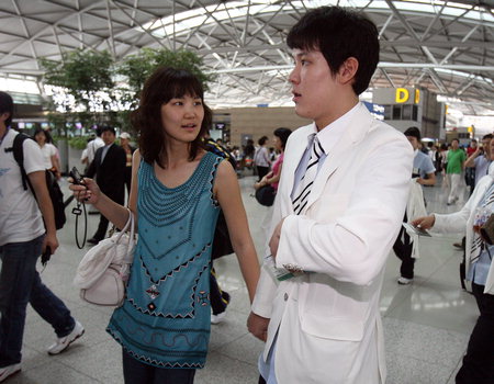 ↑지난 3일 베이징출국을 위해 인천국제공항에 나타난 박태환과 그의 누나 박인미 