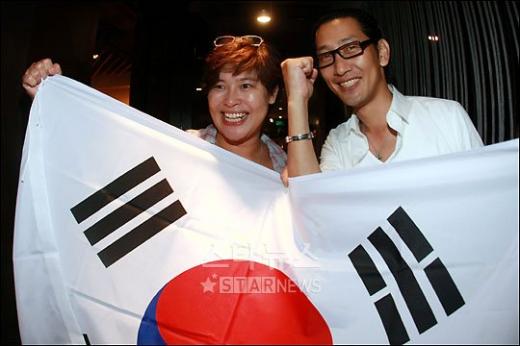 ↑10일 방송 촬영 및 한국대표팀 응원 차 베이징을 찾은 이영자와 김창렬 ⓒ베이징(중국)=임성균 기자