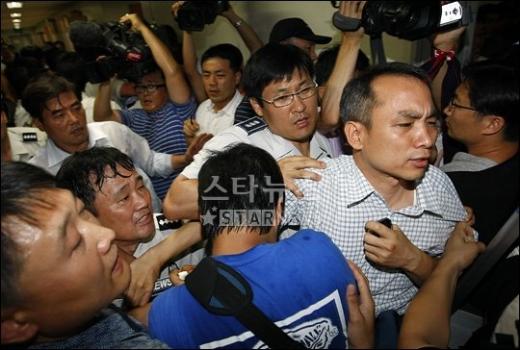 8일 이사회장 앞서 몸싸움을 벌인 KBS 직원과 경찰 ⓒ이명근 기자