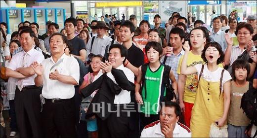 ↑ 올림픽 중계방송을 지켜보며 환호하는 서울 시민들 ⓒ송희진 기자