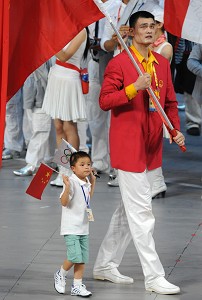 ↑ 린하오가 8일 개막식 당시 오성홍기를 거꾸로 들고 입장하고 있다