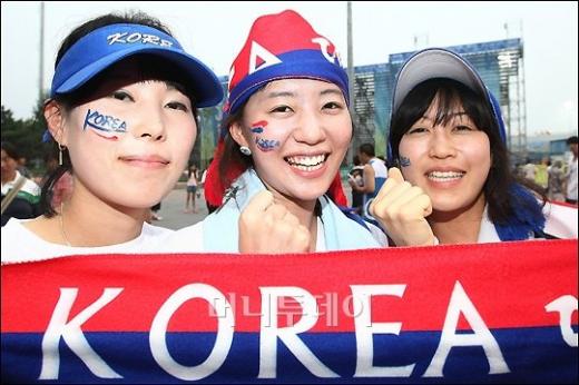 ↑ 한국응원단이 13일 저녁 우커송 야구장에서 열린 2008베이징올림픽 야구 예선 한국과 미국 경기를 응원하고 있다 ⓒ베이징(중국)=임성균 기자<br /><br />
